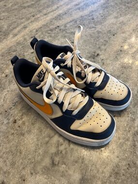 Nike Low-Top Sneakers in Navy, White & Yellow